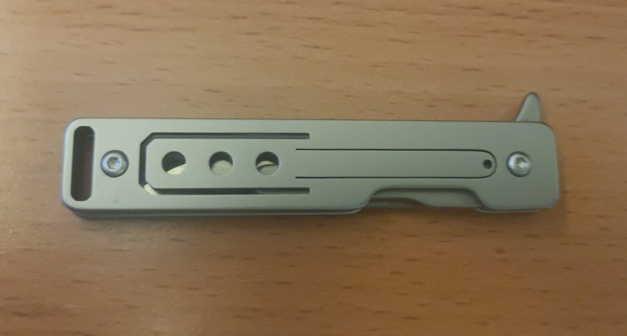 a photo of the tiny knife